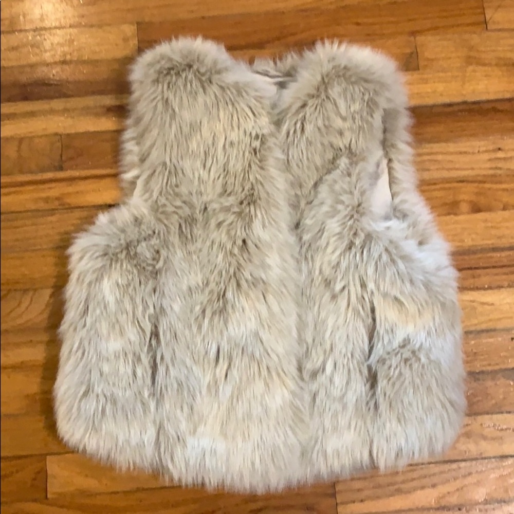 NWOT faux fur vest. Size M GAP